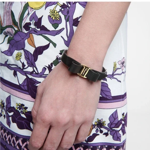 Authentic Salvatore Ferragamo Vara Bow Black Leather Bracelet - Picture 3 of 8